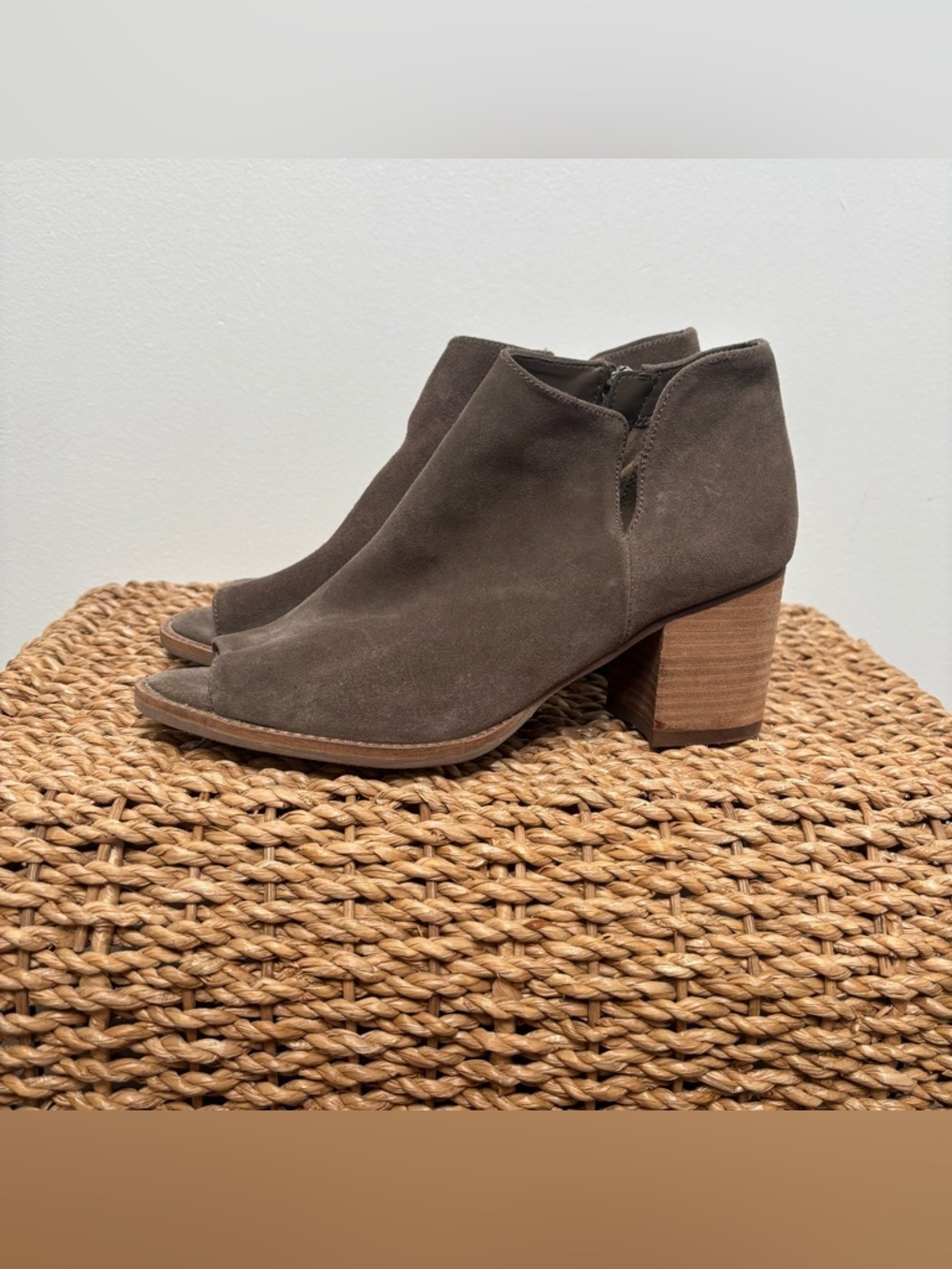 Blondo Waterproof Suede Peep Toe Booties Women’s Size 8M Taupe
